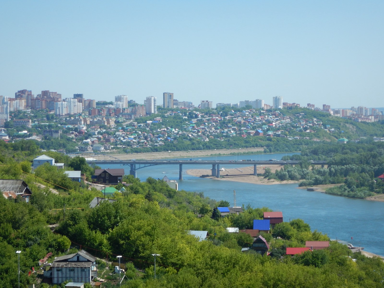 Мост через Белую, песчаная отмель и уфимские многоэтажки на гребне холма